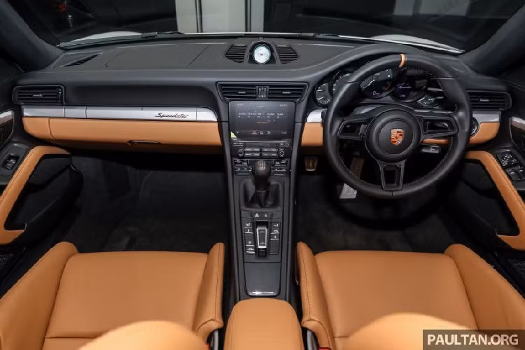 Cận cảnh khoang lái của chiếc xe thể thao mui trần Porsche 911 Speedster.