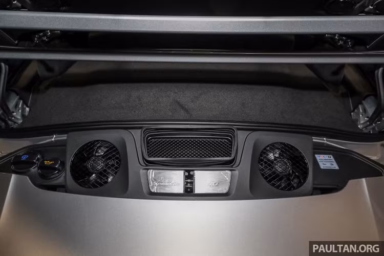 Nguồn cảm hứng thiết kế của Porsche 911 Speedster 2020 vốn bắt nguồn từ đàn anh 356 Speedster trong quá khứ. Thế nhưng, "trái tim" của mẫu xe thể thao mui trần hạng sang này lại lấy từ Porsche 911 GT3 .