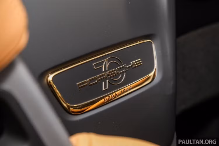 Chiếc Porsche 911 Speedster đầu tiên đến Malaysia có số thứ tự 0006/1.948 chiếc xe được sản xuất trên toàn thế giới. Logo Porsche 70 cùng số thứ tự này được mạ vàng.