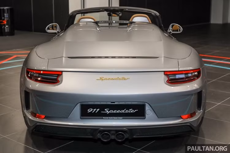 Tại thị trường Mỹ, giá xe Porsche 911 Speedster 2020 không rẻ chút nào, khởi điểm từ 274.500 đô la (tương đương 6,42 tỷ đồng). Giá bán này chưa bao gồm 1.250 USD chi phí vận chuyển và giao xe. Còn ở Malaysia, ước tính các đại gia nước này phải bỏ ra hơn 14,6 tỷ đồng để sở hữu Porsche 911 Speedster 2020.