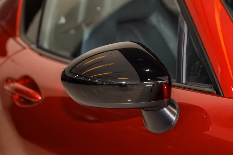 Mazda trang bị cho MX-5 RF hệ thống âm thanh gồm 9 loa đến từ thương hiệu Bose, màn hình giải trí kích thước 7 inch hỗ trợ Apple CarPlay và Android Auto.