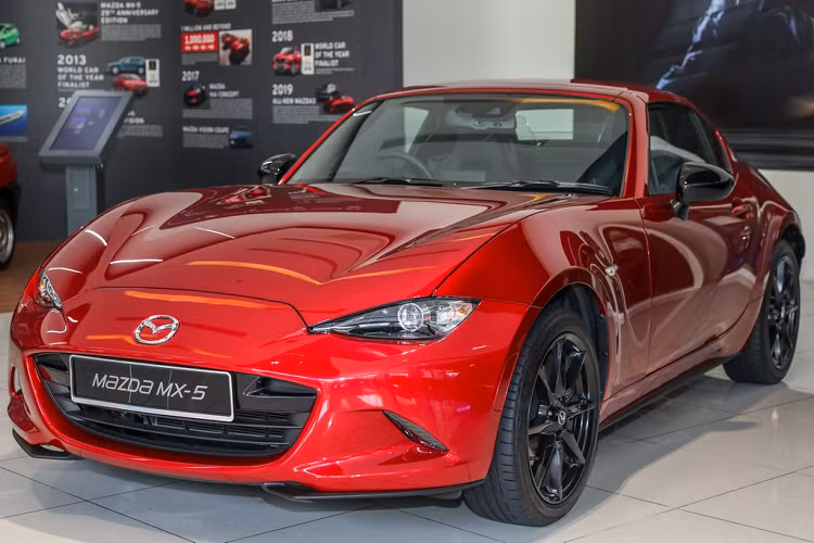 Mazda Malaysia vừa giới thiệu phiên bản mới nhất của dòng xe thể thao MX-5 RF với khách hàng. Giá xe Mazda MX-5 cho phiên bản số sàn và số tự động lần lượt là 61.650 USD (khoảng 1,42 tỷ đồng) và 61.935 USD (khỏng 1,45 tỷ đồng). Mức giá này cao hơn phiên bản tiêu chuẩn khoảng 8.800 USD.
