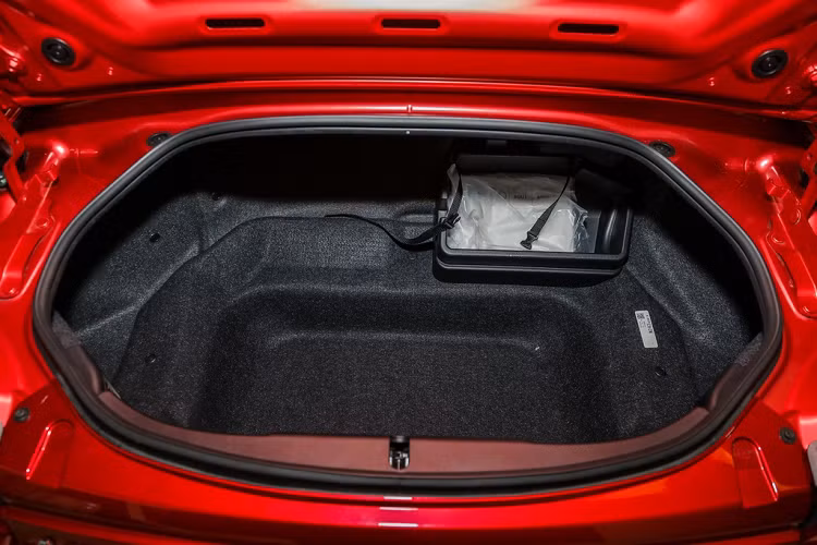 Tuy nhiên Mazda lại không trang bị cho MX-5 RF tại thị trường Malaysia hệ thống phanh khẩn cấp tự động và camera sau.