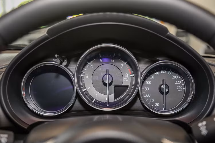 Mazda cho biết mô-men xoắn của MX-5 RF 2020 đã được tăng lên trên toàn bộ vòng tua và mô-men xoắn cực đại tăng thêm 15%. Hệ thống ống xả mới cũng giúp động cơ hoạt động tốt hơn thế hệ cũ.