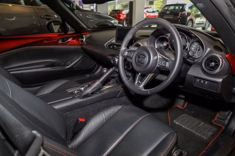 Xe sử dụng động cơ SkyActiv-G hút khí tự nhiên 2.0L, sản sinh công suất 181,4 mã lực tại 7.000 vòng/phút và mô-men xoắn cực đại 205 Nm tại 4.000 vòng/phút. Các chi tiết bên trong động cơ như piston, trục khuỷu, van nạp... đã được thiết kế lại nhằm tăng thêm công suất và độ bền.