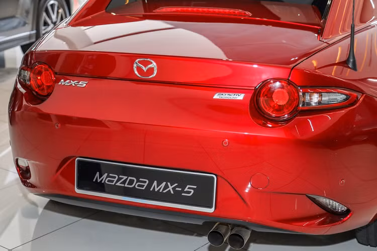 Mazda MX-5 RF thế hệ mới cũng có thêm hệ thống khởi hành ngang dốc và cảnh báo chệch làn đường.