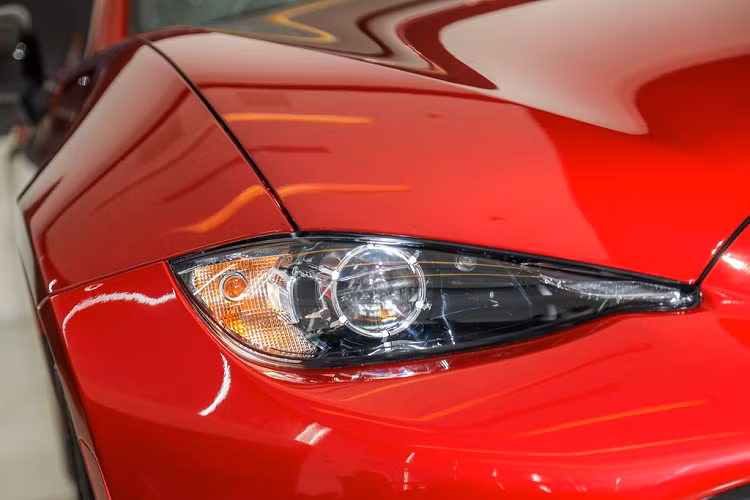 Bên trong nội thất của MX-5 RF 2020 sử dụng ghế bọc da với các đường chỉ đỏ giúp tăng thêm tính thể thao, ghế ngồi trên xe vẫn là dạng chỉnh cơ truyền thống.