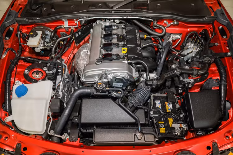 Về hệ thống an toàn, MX-5 RF được trang bị 4 túi khí, cùng với đó là các công nghệ an toàn như phanh ABS, phân bổ lực phanh điện tử EBD...