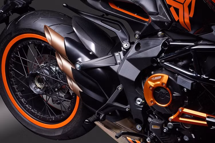 Do chỉ có nâng cấp về các chi tiết trang trí và diện mạo nên MV Agusta Dragster 800 RR TheArsenale Edition vẫn sử dụng khối động cơ 3 xylanh, duing tích 798 cc, làm mát bằng gió, sản sinh công suất tối đa 140 mã lực tại tua máy 12.300 vòng/phút và mômen xoắn cực đại 87 Nm tại tua máy 10.100 vòng/phút. Đi kèm với động cơ này là hộp số côn tay 6 cấp.