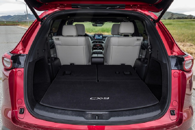 Ngay cả cấu hình tiêu chuẩn CX-9 Sport cũng được trang bị đầy đủ với hàng ghế trước có chức năng sưởi ấm, vô lăng bọc da, điều hoà không khí tự động ba vùng, ghế lái chỉnh điện 6 hướng đi kèm đệm đỡ lưng có thể tuỳ chỉnh, hỗ trợ kết nối Bluetooth, hai cổng USD, chìa khoá thông minh và nút khởi động start/stop.