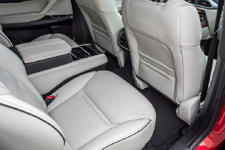 Cao hơn cấu hình Sport là cấu hình Touring, được bổ sung chất liệu da thuộc và băng ghế sau có thể điều chỉnh. Cấu hình cao cấp Premium đi kèm các trang bị như hệ thống âm thanh 12 loa cao cấp của Bose, sạc điện thoại không dây, cửa sổ trời, cảm biến đỗ xe và tấm che nắng cho hàng ghế thứ hai. Khách hàng mua cấu hình Premium cũng có thể lựa chọn trang bị ghế độc lập ở hàng ghế thứ hai.