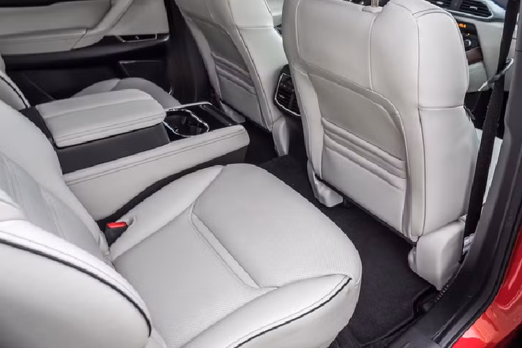 Cao hơn cấu hình Sport là cấu hình Touring, được bổ sung chất liệu da thuộc và băng ghế sau có thể điều chỉnh. Cấu hình cao cấp Premium đi kèm các trang bị như hệ thống âm thanh 12 loa cao cấp của Bose, sạc điện thoại không dây, cửa sổ trời, cảm biến đỗ xe và tấm che nắng cho hàng ghế thứ hai. Khách hàng mua cấu hình Premium cũng có thể lựa chọn trang bị ghế độc lập ở hàng ghế thứ hai.