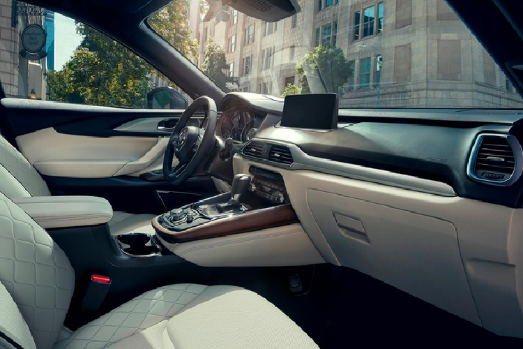 Ở nội thất, hệ thống thông tin giải trí trang bị màn hình tiêu chuẩn 10,25 inch của hệ thống Mazda Connect mới nhất của Mazda. Màn hình này tích hợp các ứng dụng như Apple CarPlay và Android Auto, Mazda Services và các tính năng an toàn i-Activsense, toàn bộ đều là trang bị tiêu chuẩn.