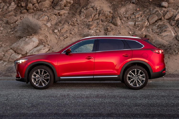 Do chỉ là phiên bản nâng cấp, Mazda CX-9 2021 mới không có sự thay đổi dưới nắp ca-pô, nơi động cơ 4 xi-lanh tăng áp, dung tích 2.5L vẫn tạo ra công suất 250 mã lực và mô-men xoắn cực đại 433 Nm khi sử dụng xăng cao cấp. Những thông số này giảm xuống còn 227 mã lực và mô-men xoắn cực đại 420 Nm khi sử dụng xăng phổ thông. Sức mạnh được truyền đến hệ dẫn động cầu trước hoặc 4 bánh i-Activ thông qua hộp số tự động 6 cấp.