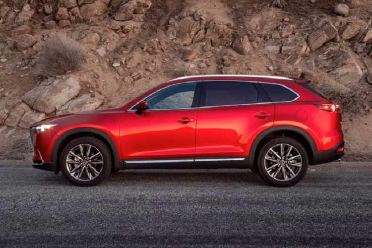 Do chỉ là phiên bản nâng cấp, Mazda CX-9 2021 mới không có sự thay đổi dưới nắp ca-pô, nơi động cơ 4 xi-lanh tăng áp, dung tích 2.5L vẫn tạo ra công suất 250 mã lực và mô-men xoắn cực đại 433 Nm khi sử dụng xăng cao cấp. Những thông số này giảm xuống còn 227 mã lực và mô-men xoắn cực đại 420 Nm khi sử dụng xăng phổ thông. Sức mạnh được truyền đến hệ dẫn động cầu trước hoặc 4 bánh i-Activ thông qua hộp số tự động 6 cấp.