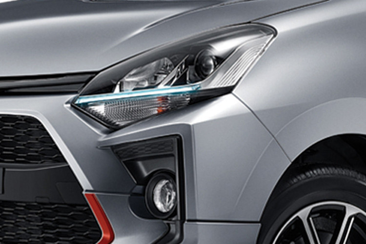 Đèn hậu của mẫu xe này giờ đây có lớp kính trong suốt tích hợp ốp viền đen bắt mắt, thay thế cho dạng màu đỏ truyền thống trước đây. Phần còn lại của thân xe không thay đổi, kể cả lazăng.