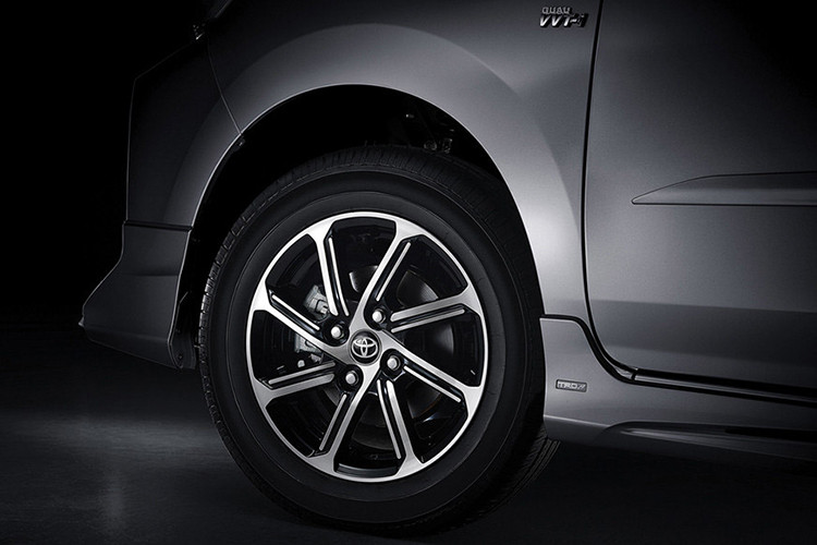 Bên cạnh đó, gói bodykit TRD cũng có sẵn đối với Toyota Wigo 2021 facelift ở Philippines. Được gọi là biến thể TRD S, xe có cản trước mở rộng, cánh gió bên, điểm nhấn đỏ và cánh gió phía sau nổi bật hơn.