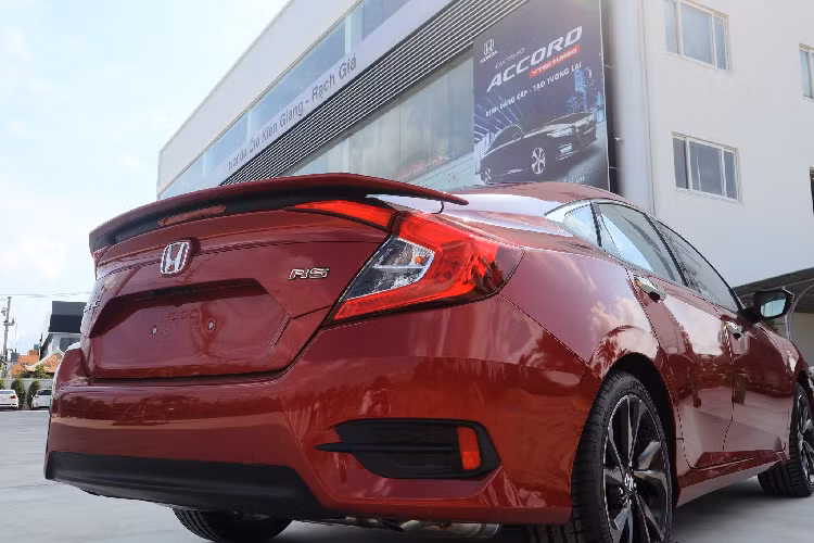 Honda Civic mới tại Việt Nam vẫn sở hữu động cơ tăng áp 1.5L VTEC TURBO mạnh mẽ với công suất cực đại 170Hp và mômen xoắn cực đại lên đến 220Nm tại 1.700 - 5.500 vòng/phút.