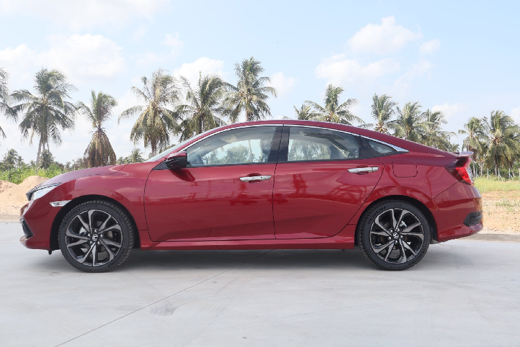 Tuy nhiên, với giá xe Honda Civic RS 2020 từ 934 triệu đồng, để lăn bánh mẫu sedan hạng C thế thao này, khách hàng Việt phải chi lên đến hơn 1,1 tỷ đồng.