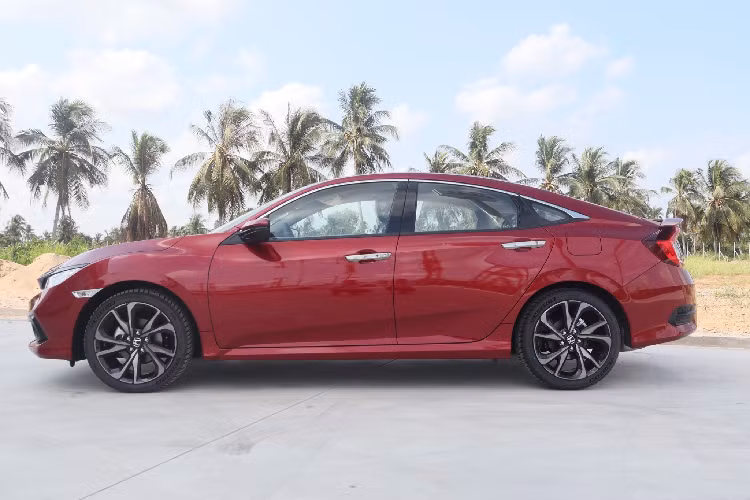 Tuy nhiên, với giá xe Honda Civic RS 2020 từ 934 triệu đồng, để lăn bánh mẫu sedan hạng C thế thao này, khách hàng Việt phải chi lên đến hơn 1,1 tỷ đồng.