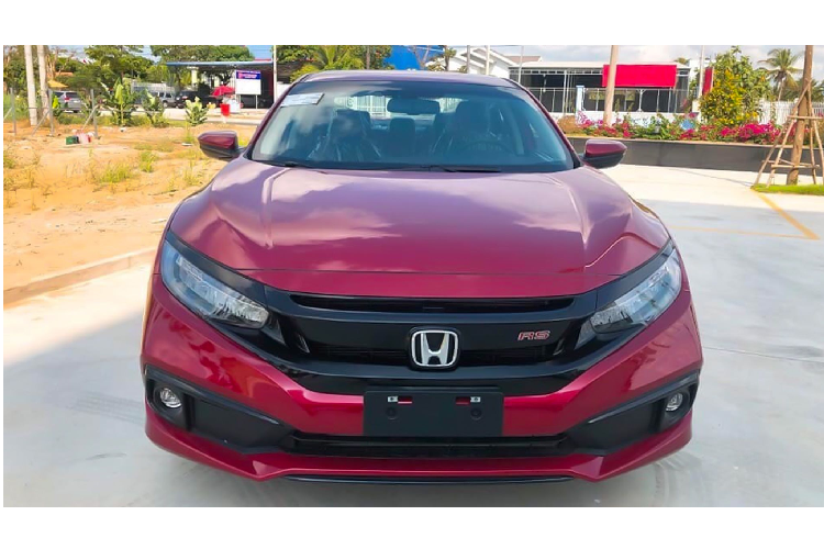 Một số trang bị tiện nghi trên Honda Civic RS là: la-zăng 18 inch khỏe khoắn, cánh lướt gió thể thao tích hợp đèn phanh, mặt ca-lăng sơn đen thể thao với logo RS dập nổi, hệ thống điều hòa 2 vùng tự động, gương chiếu hậu chống chói tự động...