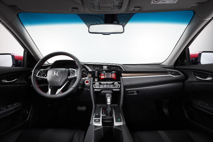 Thiết kế đẹp mắt, thể thao, động cơ mạnh mẽ, cảm giác lái thú vị... đã giúp Civic ghi điểm trong mắt người tiêu dùng Việt.