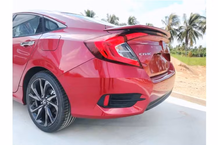 Kể từ khi ra mắt, Honda Civic thế hệ thứ 10 đã nhận được nhiều sự chú ý tại thị trường Việt Nam.