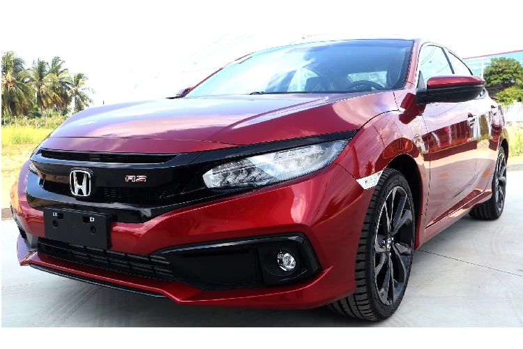 Hồi giữa tháng 3/2020, Hãng xe Nhật Bản tại Việt Nam đã công bố màu mới cho dòng Honda Civic RS 2020 và gọi đây là phiên bản mới. Bản RS này mang màu sơn đỏ cá tính thay cho màu đỏ đam mê trước đó. Theo đó, sắc đỏ cá tính mới mang tông đỏ lạnh, trầm hơn, trong khi màu đỏ đam mê cũ lại có tông nóng và sáng. Màu sơn mới này cũng góp phần khiến chiếc Civic RS nổi bật nhưng lại trưởng thành hơn.