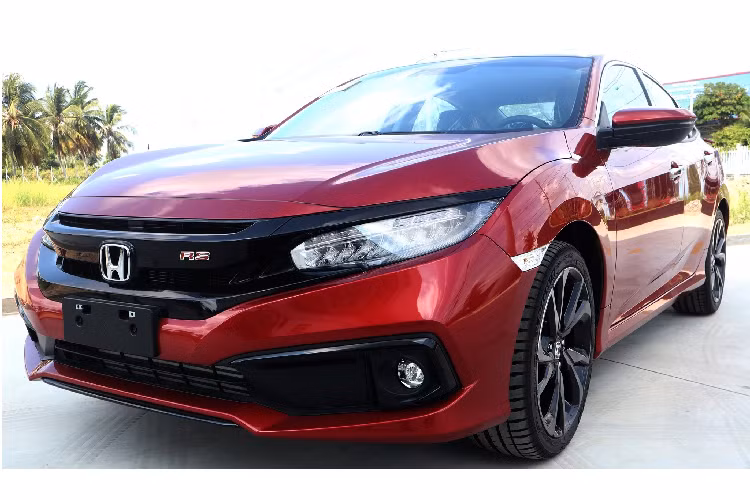 Hồi giữa tháng 3/2020, Hãng xe Nhật Bản tại Việt Nam đã công bố màu mới cho dòng Honda Civic RS 2020 và gọi đây là phiên bản mới. Bản RS này mang màu sơn đỏ cá tính thay cho màu đỏ đam mê trước đó. Theo đó, sắc đỏ cá tính mới mang tông đỏ lạnh, trầm hơn, trong khi màu đỏ đam mê cũ lại có tông nóng và sáng. Màu sơn mới này cũng góp phần khiến chiếc Civic RS nổi bật nhưng lại trưởng thành hơn.