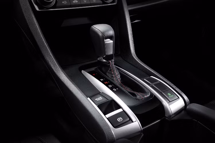 Cái tên “RS” đứng bên cạnh Civic là chữ viết tắt của từ Road Sailing mà Honda đặt cho chiếc sedan hạng C của mình, so với hai phiên bản còn lại, Civic RS mang phong cách thiết kế thể thao nổi bật hơn và nó là một trong những lựa chọn sedan hạng C có diện mạo thể thao nhất trong phân khúc.