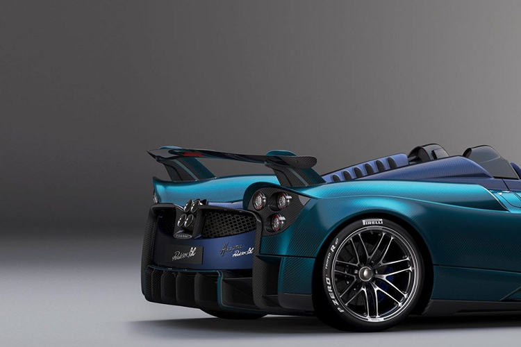 Với Huayra Imola, hãng đã phải dành tới 16.000 km thử nghiệm trên đường đua Imola để có thể hoàn thiện chiếc xe. Từ đó, ngoại hình của chiếc xe dần được hình thành, lấy cảm hứng trực tiếp từ những chiếc xe đua LeMans cũng như Zonda R và được xây dựng trên nền tảng của Pagani Huayra BC.