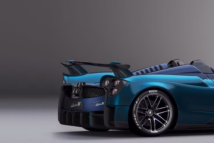 Với Huayra Imola, hãng đã phải dành tới 16.000 km thử nghiệm trên đường đua Imola để có thể hoàn thiện chiếc xe. Từ đó, ngoại hình của chiếc xe dần được hình thành, lấy cảm hứng trực tiếp từ những chiếc xe đua LeMans cũng như Zonda R và được xây dựng trên nền tảng của Pagani Huayra BC.