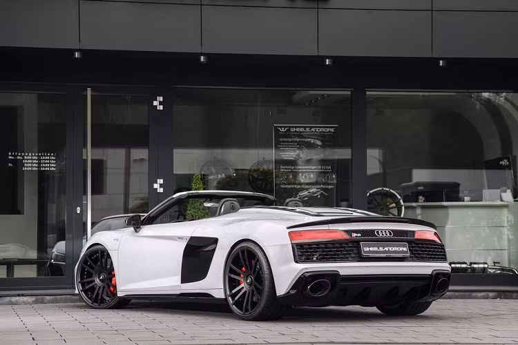 Và trên gói nâng cấp mới nhất, nhà độ Wheelsandmore đã trang bị thêm cho chiếc coupe mui trần một cặp turbo, các hệ thống làm mát bằng dung dịch và không khí, cùng một số tinh chỉnh trên ECU, hoàn thiện một chiếc xe với khối sức mạnh 1035 mã lực và tròn 1000 Nm mô-men xoắn.