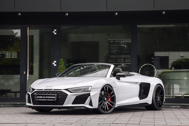 Về giá xe Audi R8 V10 Spyder độ này được Wheelsandmore “hét giá” lên tới 88.694 USD (2,06 tỷ đồng). Và nếu chỉ cần “tíc” nhẹ thêm một bộ vành bóng bẩy, bạn có thể phải bỏ ra thêm 14.831 USD (344 triệu đồng), nâng “tổng thiệt hại” lên hơn 100.000 USD (2,3 tỷ đồng).