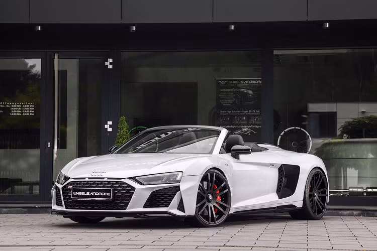 Về giá xe Audi R8 V10 Spyder độ này được Wheelsandmore “hét giá” lên tới 88.694 USD (2,06 tỷ đồng). Và nếu chỉ cần “tíc” nhẹ thêm một bộ vành bóng bẩy, bạn có thể phải bỏ ra thêm 14.831 USD (344 triệu đồng), nâng “tổng thiệt hại” lên hơn 100.000 USD (2,3 tỷ đồng).