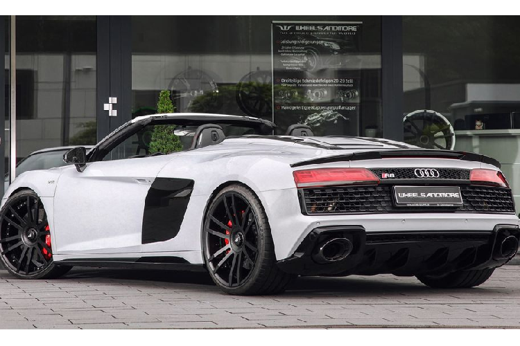 Theo công bố từ Wheelsandmore, Audi R8 V10 Spyder độ này có thể tăng tốc tới 100 km/h từ trạng thái tĩnh chỉ trong 2,7 giây. Tuy không thể hiện nhiều sự khác biệt về mặt thông số hiệu năng, lượng sức mạnh tăng cường chỉ có thể được cảm nhận khi bạn trực tiếp điều khiển con “quái vật” này ở những nước hậu.
