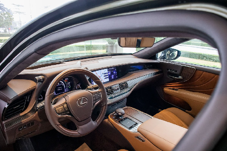 Hàng ghế sau trên chiếc xe hơi mới Lexus LS500h mới được trang bị 3 vị trí ngồi, bệ tỳ tay hạ xuống khi chỉ ngồi 2 người. Khách hàng sẽ được trải nghiệm không gian giải trí riêng biệt khi hệ thống đầu DVD tích hợp ở cửa gió điều hoà và có 2 màn hình cỡ lớn trước mặt. Đáng chú ý, Lexus LS500h 2020 bản giới hạn được trang bị hệ thống âm thanh cao cấp Mark Levison với 23 loa.