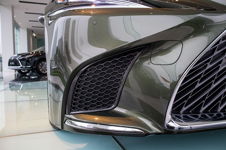 Hệ thống chiếu sáng trên Lexus LS500h 2020 30th Anniversary gồm đèn pha 3L LED, đèn chạy ban ngày và sương mù đều được trang bị công nghệ LED cho khả năng chiếu sáng ấn tượng. Những tính năng mà đèn xe Lexus LS500h 2020 có gồm tự động điều chỉnh góc chiếu, bật/tắt tự động và có hỗ trợ rửa đèn.