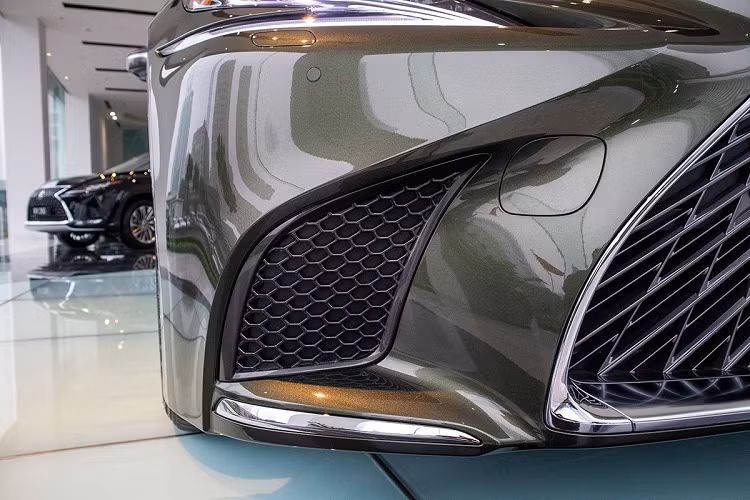 Hệ thống chiếu sáng trên Lexus LS500h 2020 30th Anniversary gồm đèn pha 3L LED, đèn chạy ban ngày và sương mù đều được trang bị công nghệ LED cho khả năng chiếu sáng ấn tượng. Những tính năng mà đèn xe Lexus LS500h 2020 có gồm tự động điều chỉnh góc chiếu, bật/tắt tự động và có hỗ trợ rửa đèn.