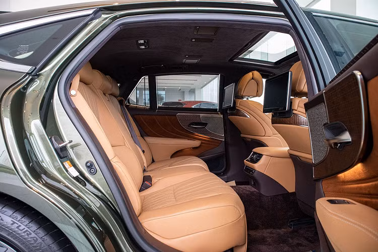 Ngoài ra, Lexus LS500h 2020 còn được trang bị hệ thống treo tự động thích ứng (AVS), hệ thống treo này cho phép kiểm soát lực giảm xóc lên tới 650 mức, phiên bản cũ là 9 mức. Giá xe Lexus LS500h 2020 30th Anniversary bán ra chính hãng là 7,83 tỷ đồng cạnh tranh trực tiếp với Mercedes-Maybach S450 tại Việt Nam.