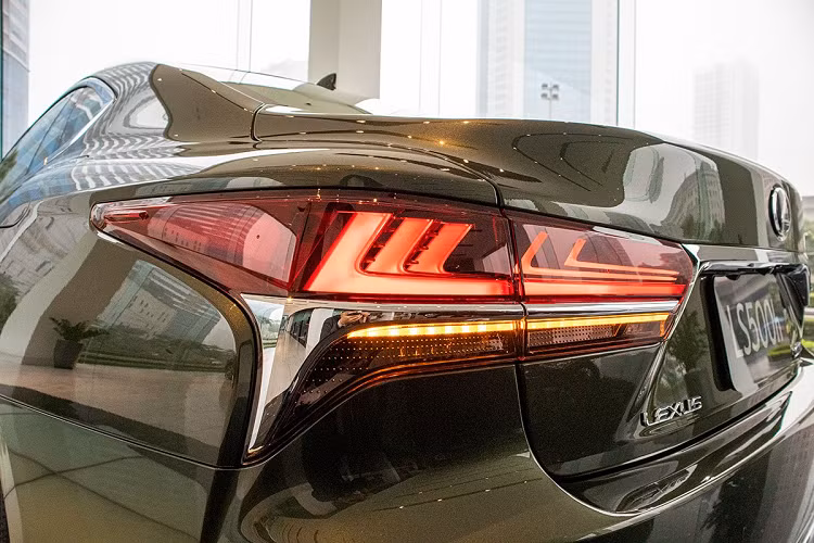 Ghế ngồi trên Lexus LS500h sử dụng chất liệu Da L - Aniline và Da semi L - Aniline cao cấp, đặc biệt khi tận tay trải nghiệm mới thực sự cảm nhận sự mềm mại của da ghế. Hàng ghế phía trước, Lexus LS500h bản kỷ niệm có thể chỉnh điện 28 hướng, nhớ 3 vị trí có tính năng sưởi ấm/làm mát kết hợp chức năng massage.