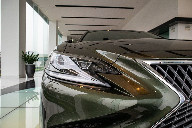 Thân xe Lexus LS500h 2020 30th Anniversary sử dụng bộ mâm hợp kim xám màu đa chấu với kích thước 20 inch kèm bộ lốp Run-Flat 245/45R20. Gương chiếu hậu trên Lexus LS500h Hybrid 2020 cùng màu ngoại thất có ốp dải crom tính năng chỉnh/gập điện, tự động điều chỉnh khi lùi, sấy gương và nhớ vị trí kèm đèn xi-nhan.