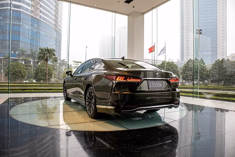 Bước sang phía sau, đuôi xe Lexus LS500 Hybrid 2020 30th Anniversary vẫn là cụm đèn hậu dạng LED, đèn xi-nhan LED dạng tia chạy ấn tượng nối liền bằng dải crom. Trong khi đó, ống xả trên Lexus LS500h 2020 không lộ thiên, cản sau có dải crom nối liền vòm giả ống xả kết hợp với đèn phản quang kèm hốc gió dạng lưới.