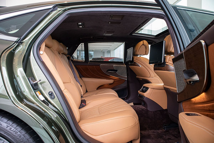 Ngoài ra, Lexus LS500h 2020 còn được trang bị hệ thống treo tự động thích ứng (AVS), hệ thống treo này cho phép kiểm soát lực giảm xóc lên tới 650 mức, phiên bản cũ là 9 mức. Giá xe Lexus LS500h 2020 30th Anniversary bán ra chính hãng là 7,83 tỷ đồng cạnh tranh trực tiếp với Mercedes-Maybach S450 tại Việt Nam.