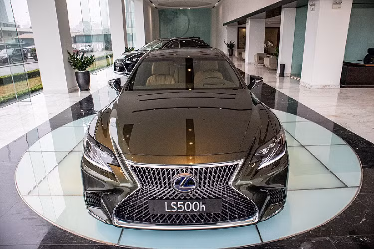Nhân kỷ niệm 30 năm Lexus LS có màn "chào sân" đầu tiên trên thế giới, Lexus LS500h 2020 mới đã có phiên bản giới hạn nhằm kỷ niệm sự kiện đáng nhớ này với tên gọi 30th Anniversary. Sau khi có mặt tại TP HCM, Lexus LS500h 2020 đầu tiên đã xuất hiện tại Hà Nội ở đại lý chính hãng Lexus Thăng Long.