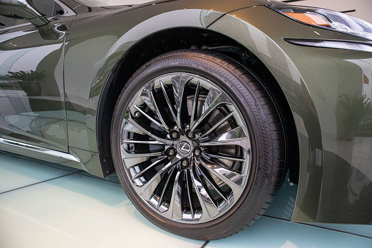 Là mẫu sedan đắt tiền nhất của Lexus nên LS500h 2020 sở hữu khoang nội thất rộng rãi và nhiều vật liệu cao cấp cùng độ hoàn thiện tỉ mỉ. Cụ thể, trên bảng táp-lô xe Lexus LS500h mới được tạo bởi nhiều mặt cắt, màn hình giải trí trung tâm kích thước lớn đến 12,3 inch có đồng hồ Annalog bên trái. Ở khu vực màn hình, hãng xe Nhật Bản thiết kế logo kỷ niệm 30 năm màu xanh bắt mắt cùng nhiều chi tiết ốp gỗ và da.