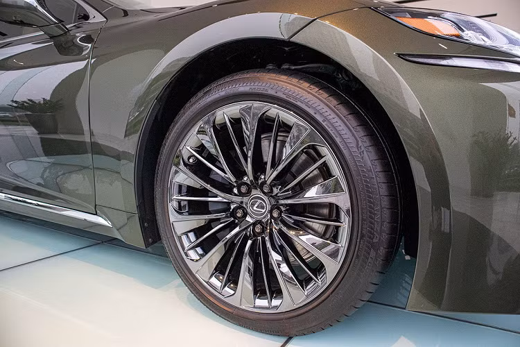 Là mẫu sedan đắt tiền nhất của Lexus nên LS500h 2020 sở hữu khoang nội thất rộng rãi và nhiều vật liệu cao cấp cùng độ hoàn thiện tỉ mỉ. Cụ thể, trên bảng táp-lô xe Lexus LS500h mới được tạo bởi nhiều mặt cắt, màn hình giải trí trung tâm kích thước lớn đến 12,3 inch có đồng hồ Annalog bên trái. Ở khu vực màn hình, hãng xe Nhật Bản thiết kế logo kỷ niệm 30 năm màu xanh bắt mắt cùng nhiều chi tiết ốp gỗ và da.