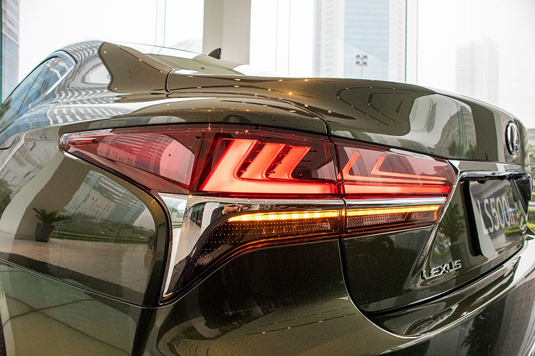 Ghế ngồi trên Lexus LS500h sử dụng chất liệu Da L - Aniline và Da semi L - Aniline cao cấp, đặc biệt khi tận tay trải nghiệm mới thực sự cảm nhận sự mềm mại của da ghế. Hàng ghế phía trước, Lexus LS500h bản kỷ niệm có thể chỉnh điện 28 hướng, nhớ 3 vị trí có tính năng sưởi ấm/làm mát kết hợp chức năng massage.