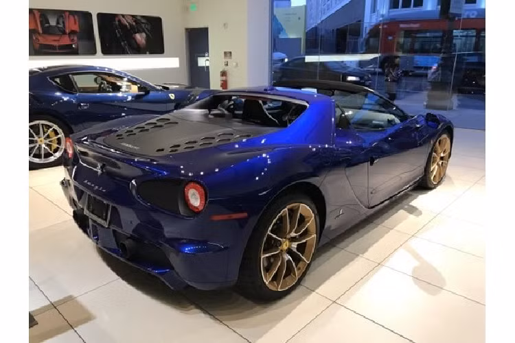 Màu sơn xanh Azzurro LoLo trên chiếc siêu xe Ferrari Sergio này còn phối cùng bộ mâm sơn 2 tông màu là bạc và vàng đi kèm nhiều chi tiết bằng carbon.