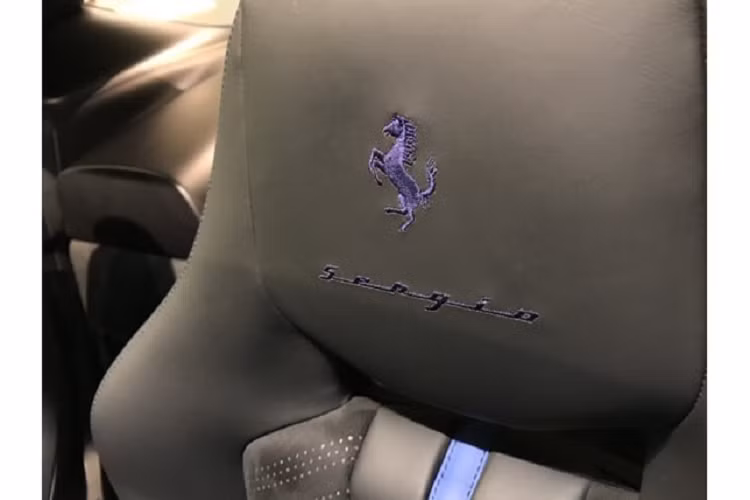 Nội thất chiếc siêu xe Ferrari Sergio đang được chào bán với mức giá gần 70 tỷ đồng. Ferrari Sergio được phát triển dựa trên mẫu siêu xe Ferrari 458 Spider và do hãng Pininfarina thiết kế.